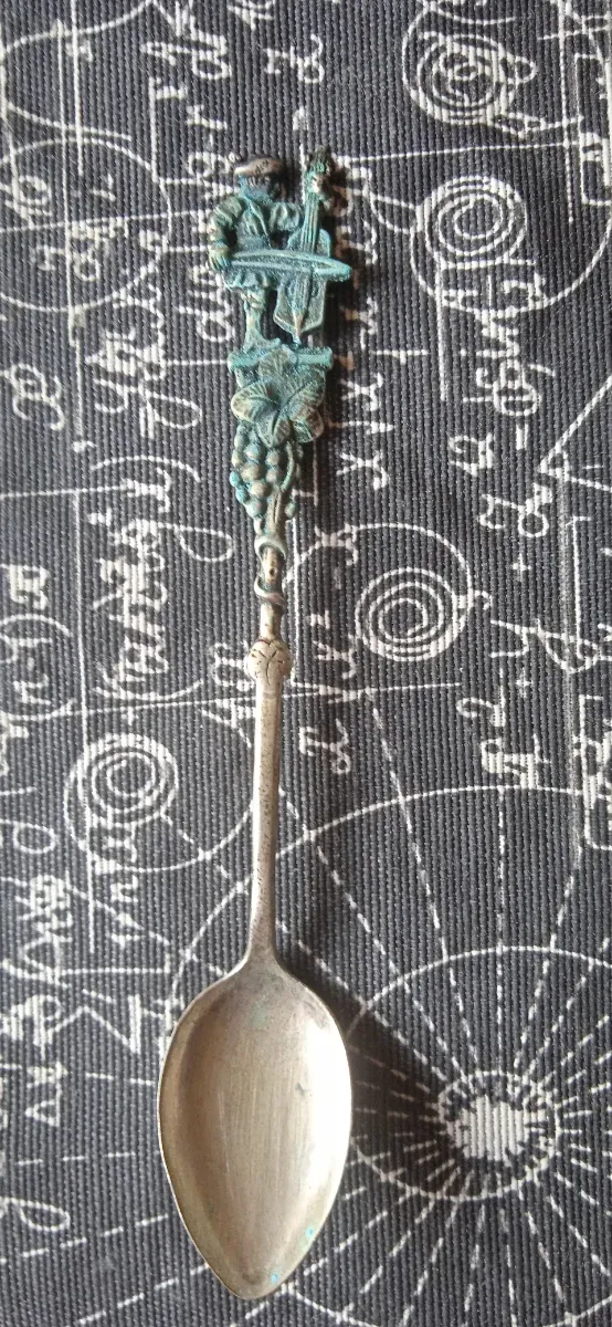 Cuchara decorativa músico y uvas