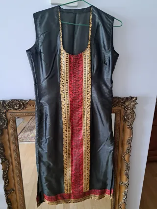 Vestido verde seda bordado dorado