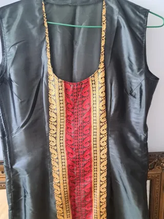 Vestido verde seda bordado dorado