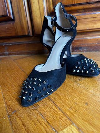 Zapatos de fiesta negros con tachuelas
