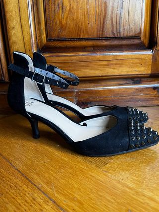 Zapatos de fiesta negros con tachuelas