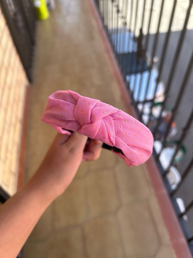 Diadema rosa con puntos