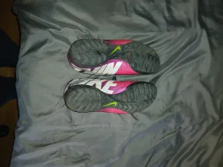 Zapatillas fútbol sala Nike rosas y verdes