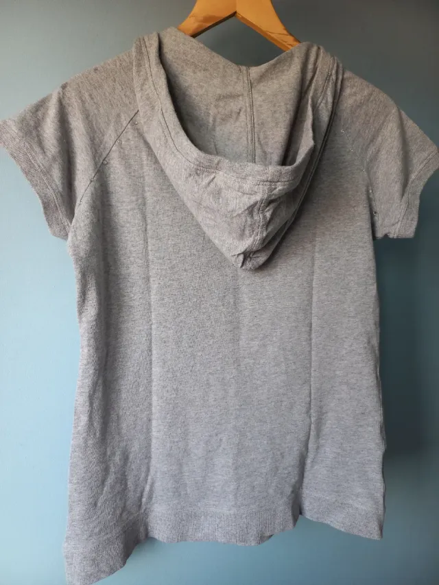 Sudadera gris con capucha y brillos