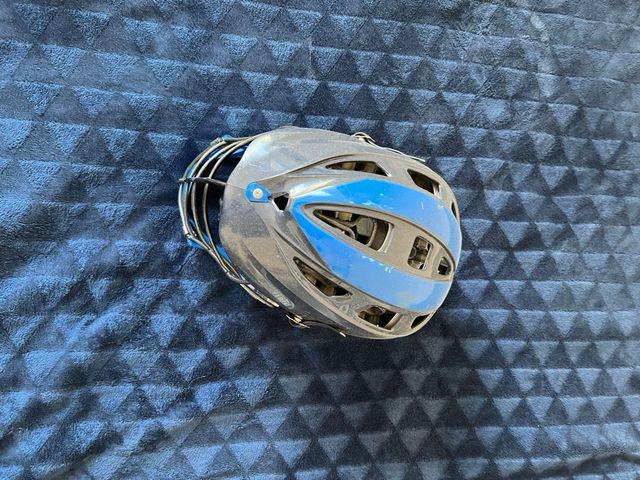 Palo de Lacrosse STX con Pelota Naranja, guantes,