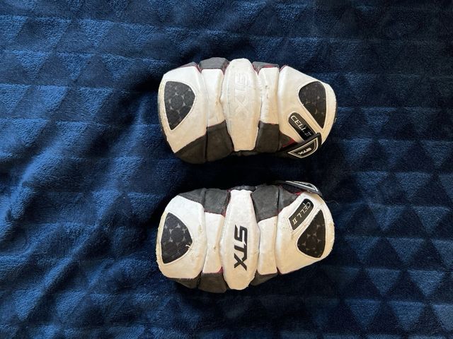 Palo de Lacrosse STX con Pelota Naranja, guantes,