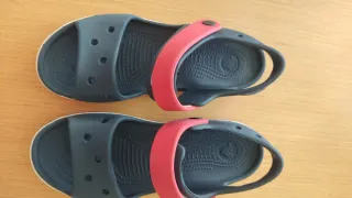 Sandalias Crocs Azul Marino y Rojo