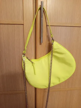 Bolso verde neón con cadena plateada