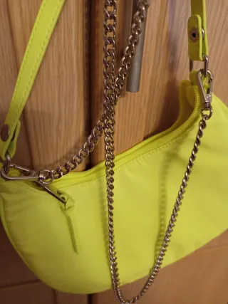 Bolso verde neón con cadena plateada