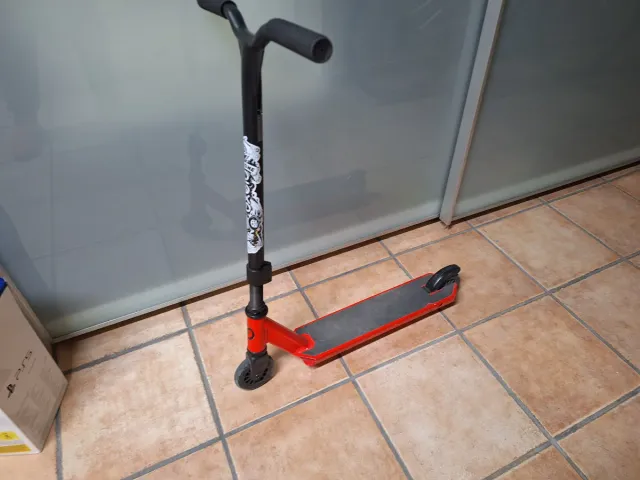 Patinete infantil rojo y negro