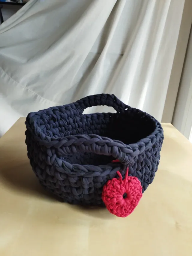 Cesta ganchillo azul con corazón rojo