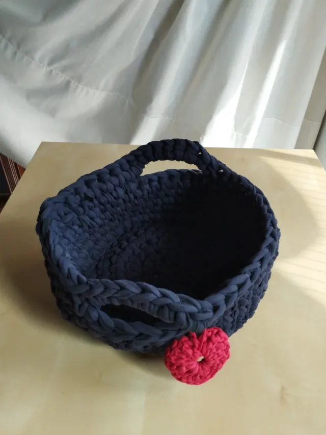 Cesta ganchillo azul con corazón rojo