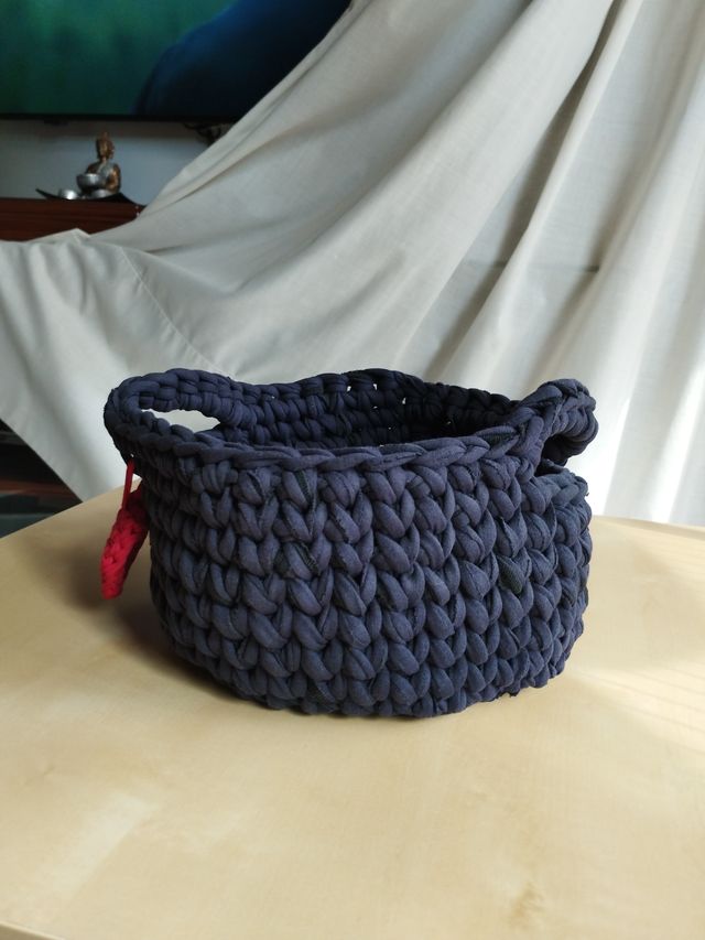 Cesta ganchillo azul con corazón rojo