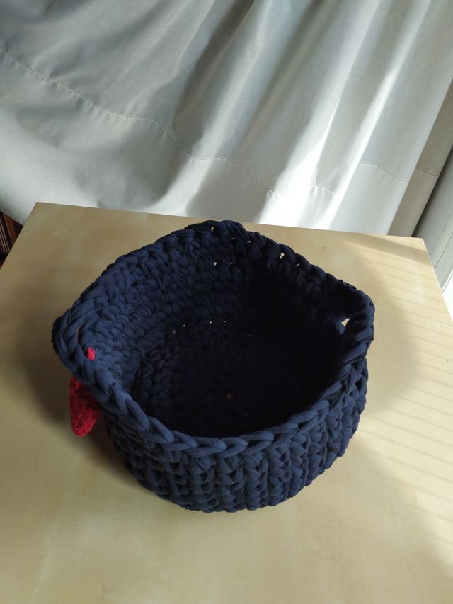 Cesta ganchillo azul con corazón rojo