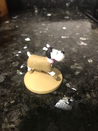 Figura Tintín Milú con abrigo