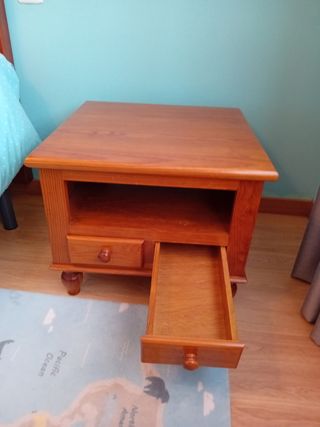 Mesa auxiliar de madera con dos cajones
