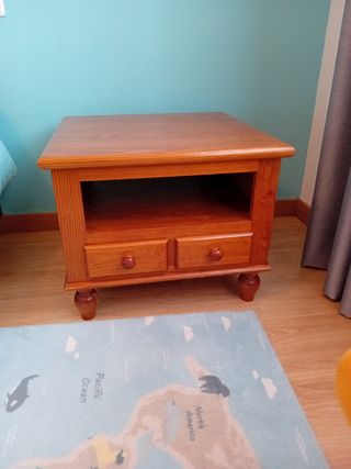 Mesa auxiliar de madera con dos cajones
