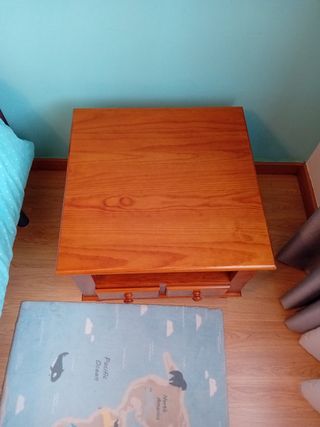 Mesa auxiliar de madera con dos cajones
