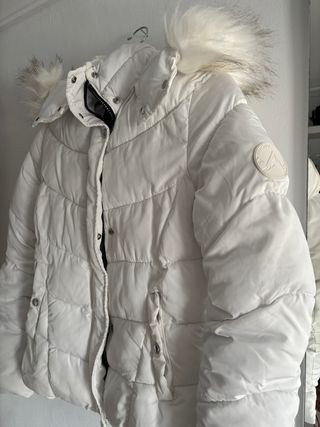 Chaqueta acolchada Bershka blanca con capucha