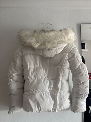 Chaqueta acolchada Bershka blanca con capucha