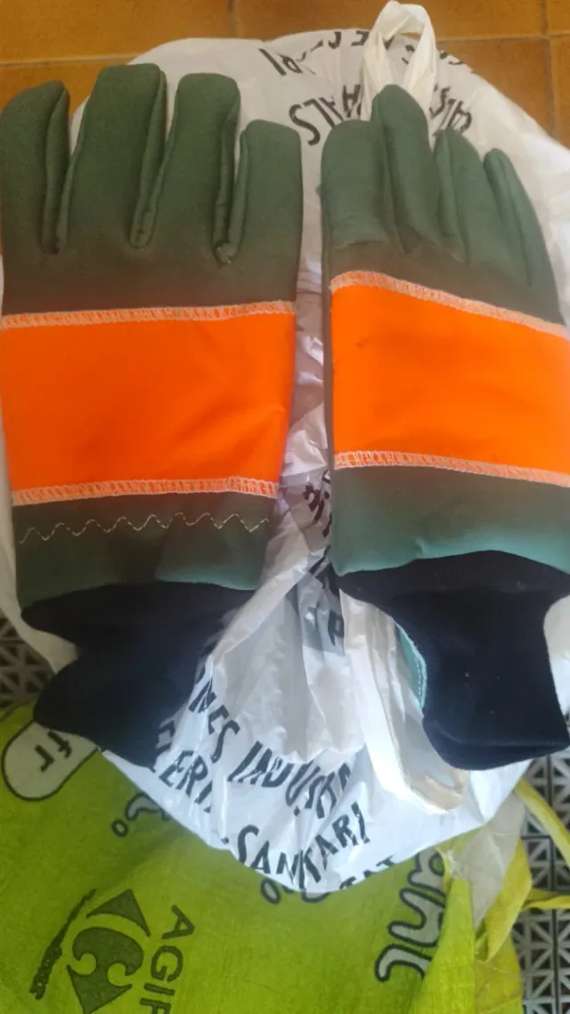 Guantes de motosierra naranjas y verdes