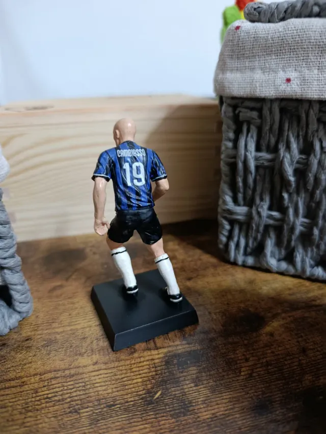 Statuina Calciatore Cambiasso N.19