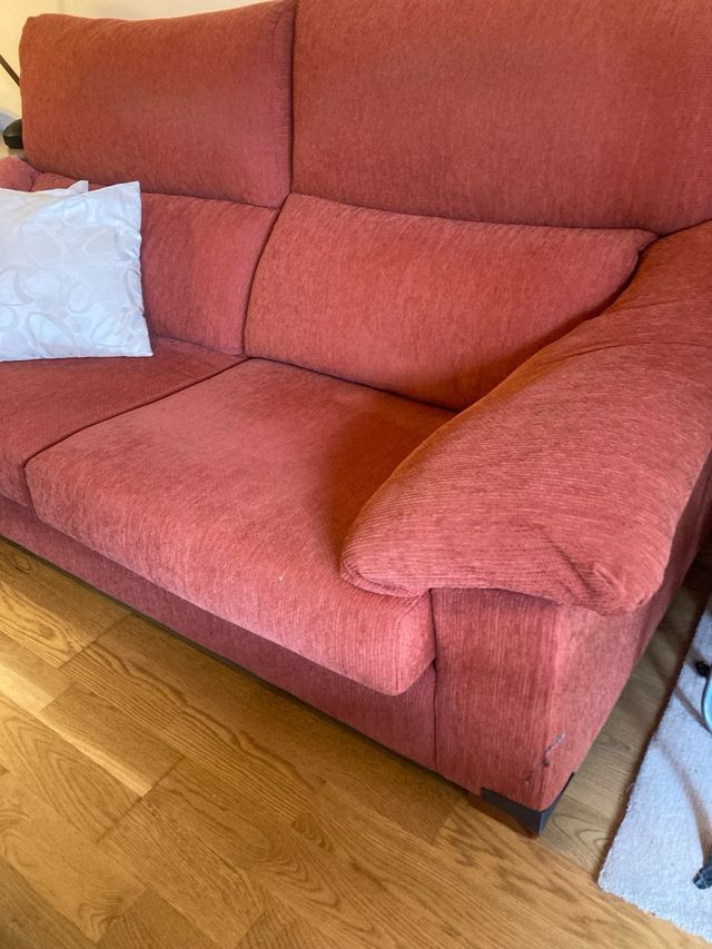 Sofá naranja de tela cómodo