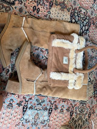 Botas altas UGG piel borrego y bolso a juego