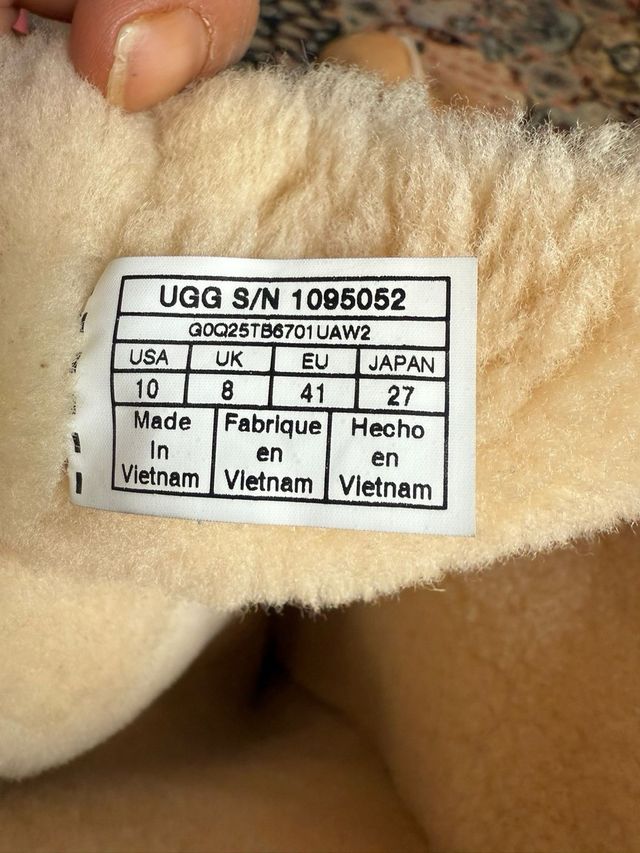 Botas altas UGG piel borrego y bolso a juego