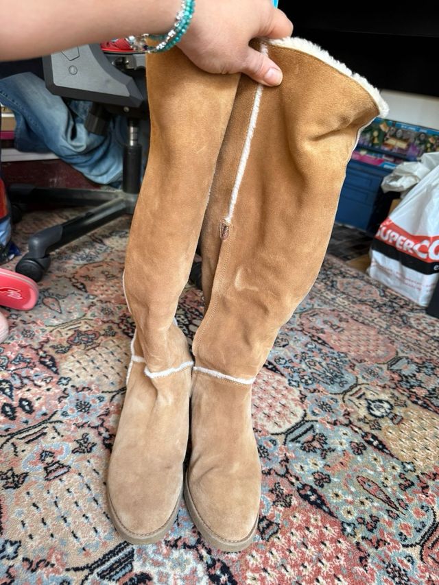Botas altas UGG piel borrego y bolso a juego