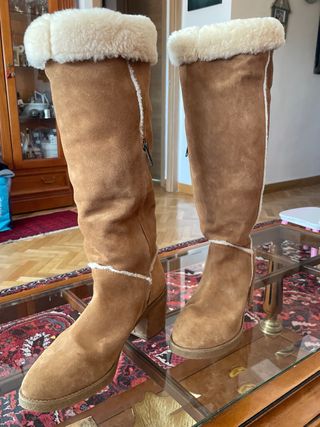 Botas altas UGG piel borrego y bolso a juego