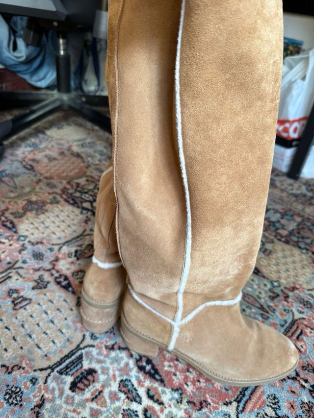 Botas altas UGG piel borrego y bolso a juego