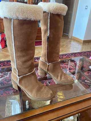 Botas altas UGG piel borrego y bolso a juego