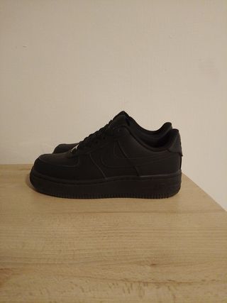 Nike Air Force 1 nere numero 36.