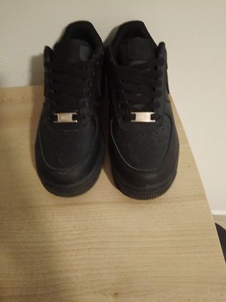 Nike Air Force 1 nere numero 36.