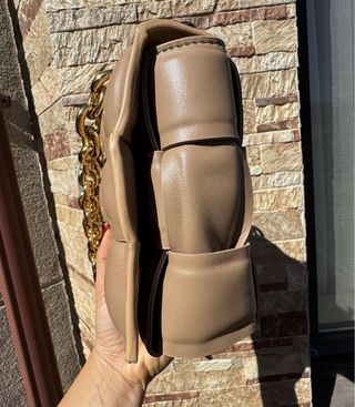 Bottega Veneta Cassette Chain Beige Dorada