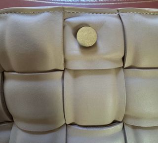 Bottega Veneta Cassette Chain Beige Dorada