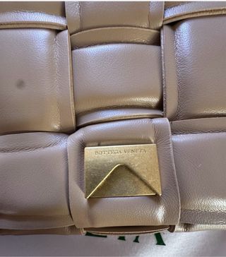 Bottega Veneta Cassette Chain Beige Dorada