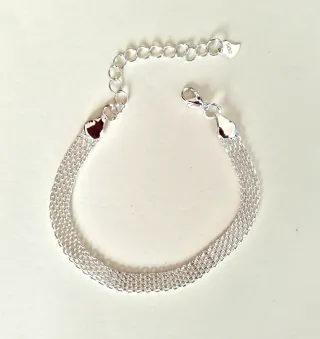 Pulsera plateada.