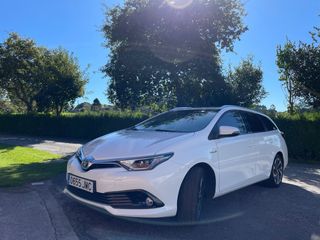 AURIS HYBRID TOURING SPORTS