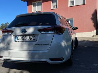 AURIS HYBRID TOURING SPORTS