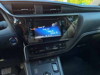 AURIS HYBRID TOURING SPORTS