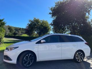 AURIS HYBRID TOURING SPORTS