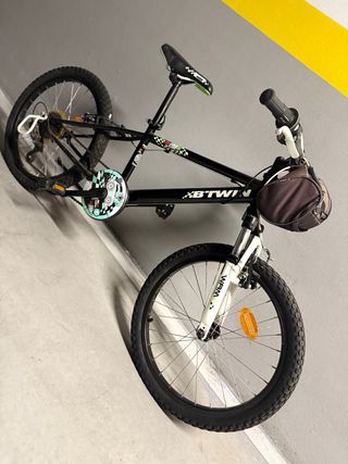 Bicicleta infantil Btwin negra.