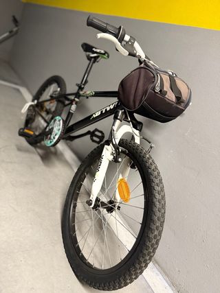 Bicicleta infantil Btwin negra.