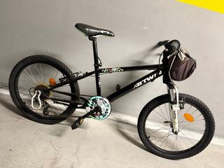 Bicicleta infantil Btwin negra.