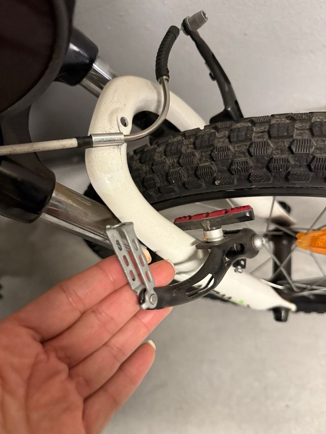 Bicicleta infantil Btwin negra. 