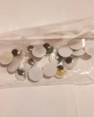 Ganchos de bisutería dorados, hilo elásticos etc.