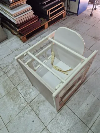 Trona de madera para bebé