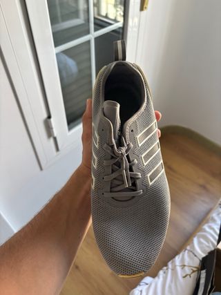 Zapatillas Adidas grises y blancas